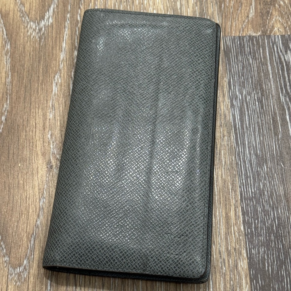 Men’s LOUIS VUITTON, Taiga leather long Bi-fold wallet